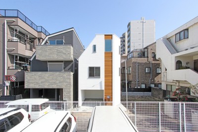 【東京都品川区|16坪】お友達を10名以上呼べる、伸縮式テーブルのある狭小ビルトインガレージ
