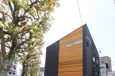 【東京都江戸川区|28坪】スタイリッシュの外観が個性的な、車好きが憧れる二世帯ガレージハウス。