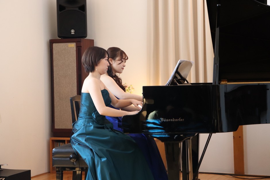 優秀賞 ピアノ連弾 手前から中者あゆみさん、渋谷藍香さん