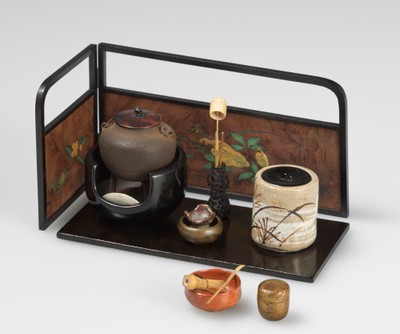 (Photo_01) 長板揃物 長板：4.64×9.84×0.27cm  屏風や柄杓、茶筅などは礫斎作。