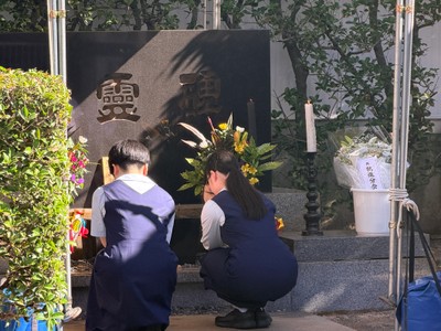 広島電鉄慰霊祭に参列するノートルダム清心高校の生徒