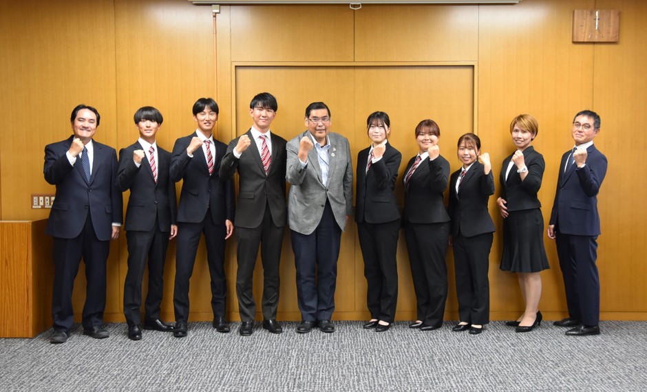 小原学長(中央)を囲んで記念撮影