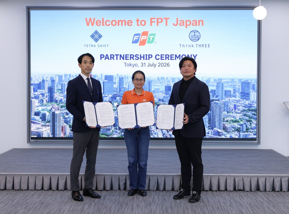契約を締結した(左から)株式会社テトラ‧シフトの五十幡将之代表取締役、FPTジャパンホールディングス株式会社のファン‧ティ‧タィン‧ホア常務取締役兼最高執行責任者、株式会社シンク‧スリーの祖川嗣朗代表取締役