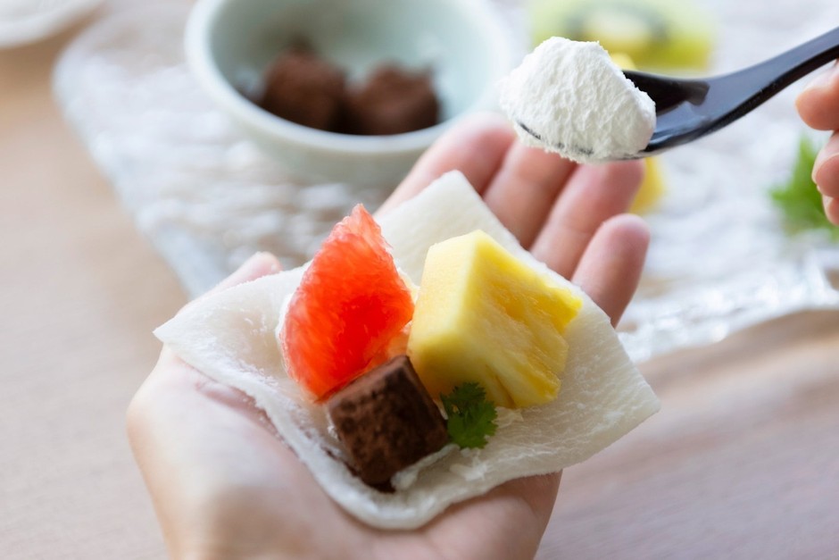 包んで食べるフルーツ大福(イメージ)