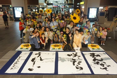 みんなで咲いたら、うれしい。富山駅に笑顔のひまわりが咲く