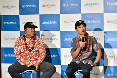 左:ジョージ・カム氏、右:プロサーファー 脇田貴之氏