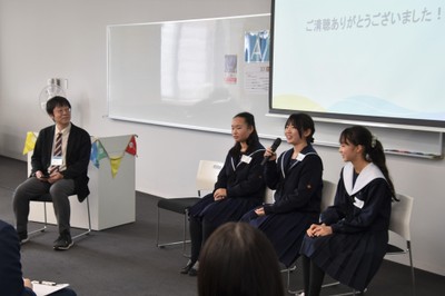 ファシリテーターを務めた本学社会連携センターの白川陽一さん(左)