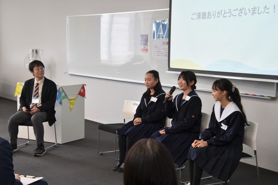 ファシリテーターを務めた本学社会連携センターの白川陽一さん(左)