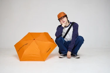 空を飛んだ素材が、都市の雨と日差しを受け止める。韓国・ソウル発「OverLab(オーバーラボ)」、超軽量折り畳み傘などの新作コレクションを日本初展開。