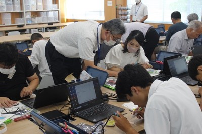 デバイス製作に真剣な表情で取り組む参加者の皆さん