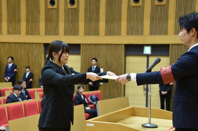 新人賞の受賞者を代表して賞状を受け取るライフル射撃部の遠藤七海さん(人間学部1年)