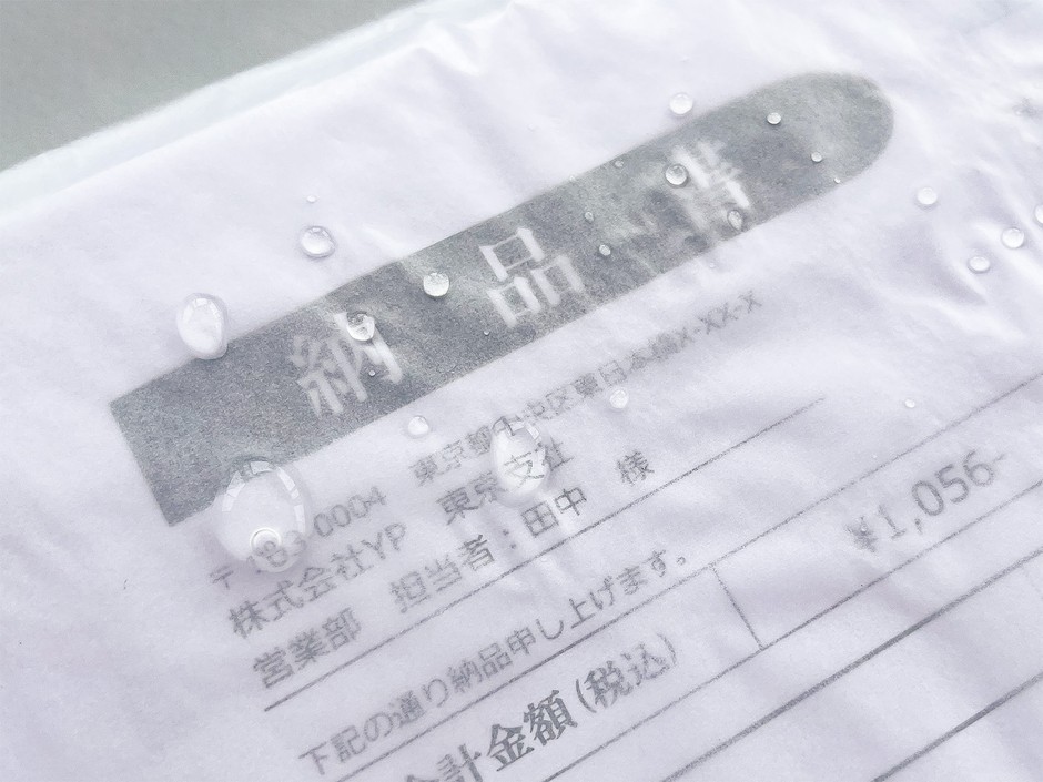 撥水ニス加工で水を弾いている様子