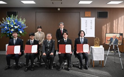 受賞者（前列）と野口光宣学長（中央）、後列は左から伊藤志のぶ学務センター長、中内達郎学務センター事務部長
