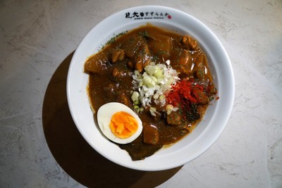 INOVE+(イノベプラス)オリジナルカレー×近大をすすらんか。 コラボラーメン