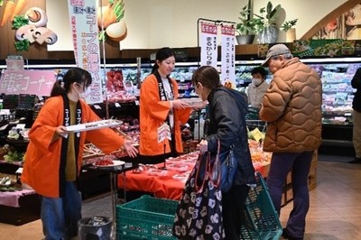 近畿大学農学部生による、いちごの販売協力の様子(2026年3月)