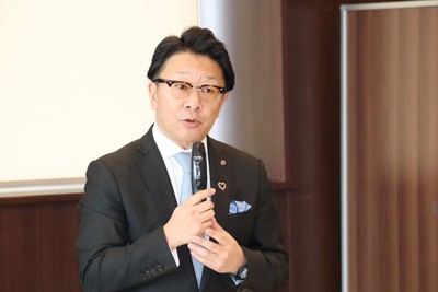 調印後、あいさつする尾崎会長