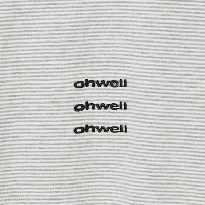 「ohwell」の三連ロゴを配した胸元デザイン