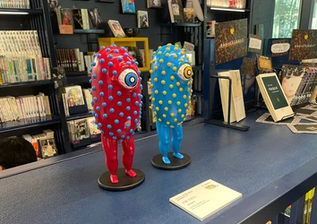 本棚を学生の立体アート作品の展示スペースに！　近大文芸学部生の作品展示会「図書とアート展」を開催