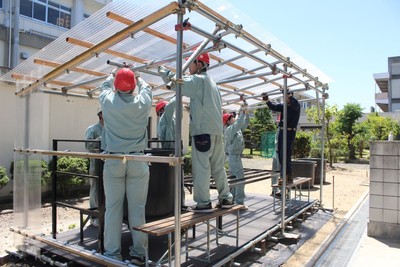 生徒たちの手で建設が進むアクアポニックス設備
