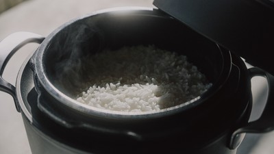 最大1.8気圧の高圧調理で、わずか25分でふっくら粒の立ったごちそうごはんに。
