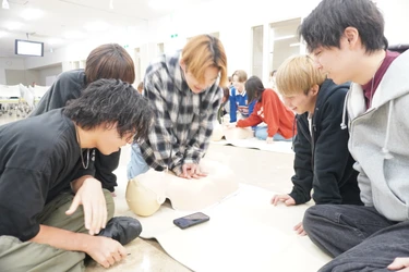最先端シミュレーション教育で医療実践力を強化！ 4学科横断で学ぶ新授業を開講！（森ノ宮医療大学）