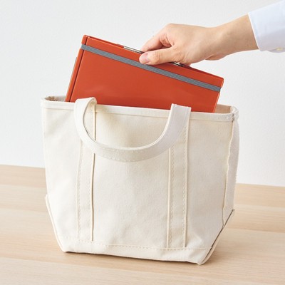 ゴムバンド付きなので、 カバンの中でも不用意に開きません。