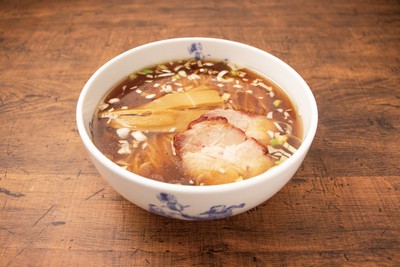 これが浅草來々軒の『らうめん』。浅草來々軒の営業日時はHPで確認を。