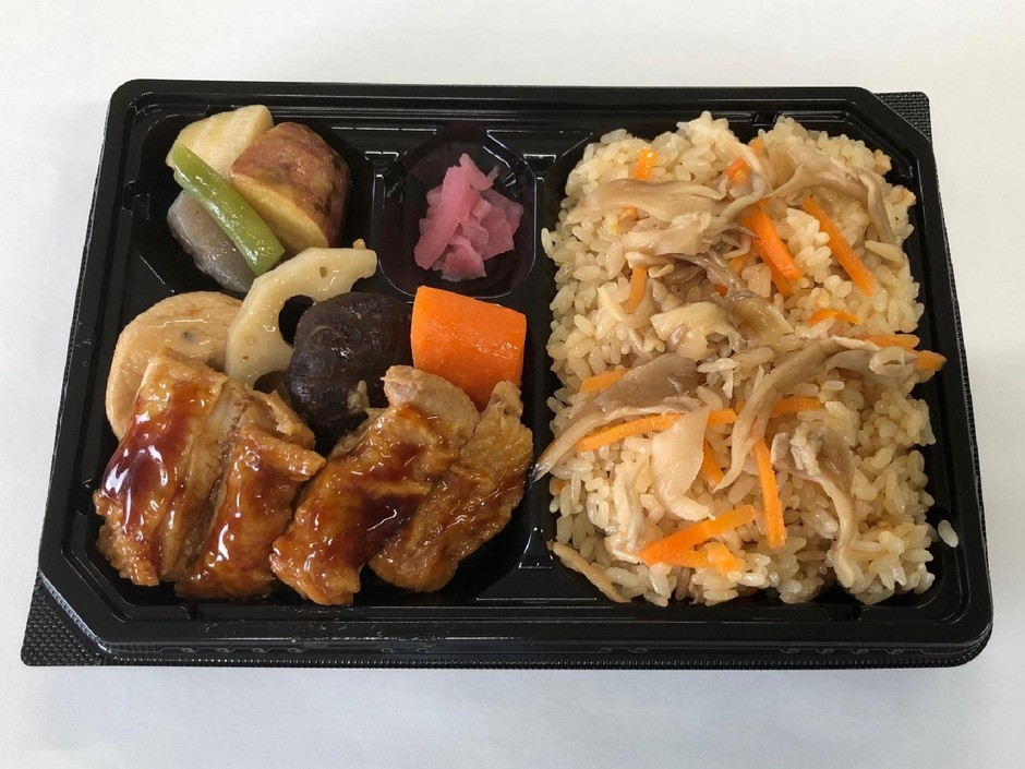 鶏照焼きと煮物弁当(きのこごはん)画像(画像はイメージです。)