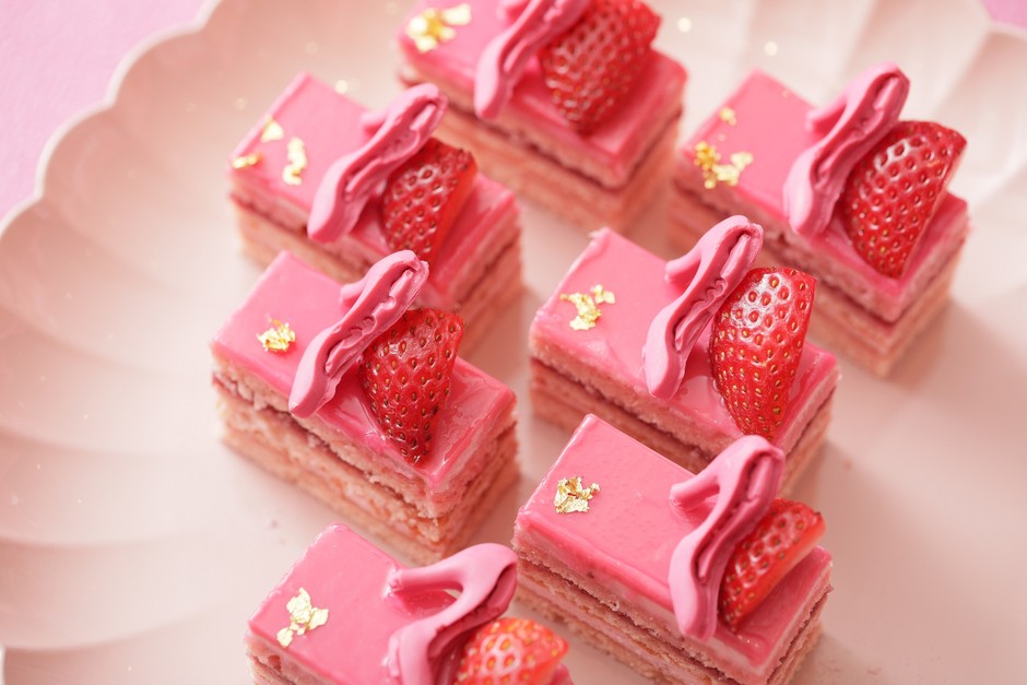 ▲苺とラズベリーが香るハイヒールモチーフのチョコレートが可愛いピンクフレーズオペラ~ハイヒール~
