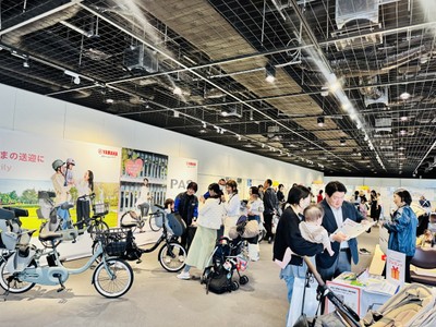 交通安全を体験する豊洲親子フェスタ会場の様子