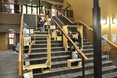 【名城大学】建築学科の谷田研究室と附属図書館が利用促進に向け新たにブックシェルフを製作し、イベントを実施