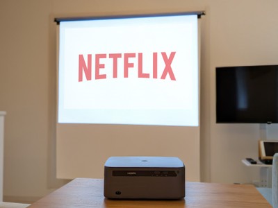［Rooｍ B］プロジェクターでNetflixも視聴可能。リビングがプライベートシアターに早変わり。
