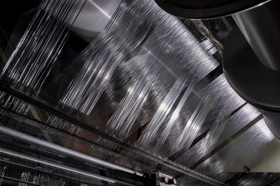 ねじれずに巻き付けられたアルミの糸下eco-fineRの編立の様子。