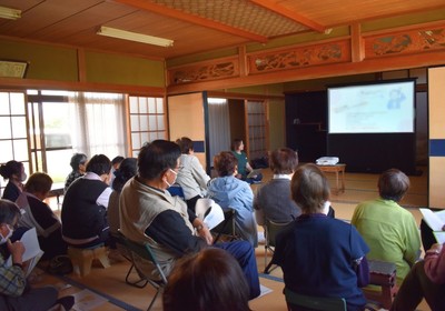 地域住民を対象に開催された「ひざ治療 出張講座」の様子。参加者は真剣な表情で説明に耳を傾け、治療選択肢への関心の高さがうかがえる。