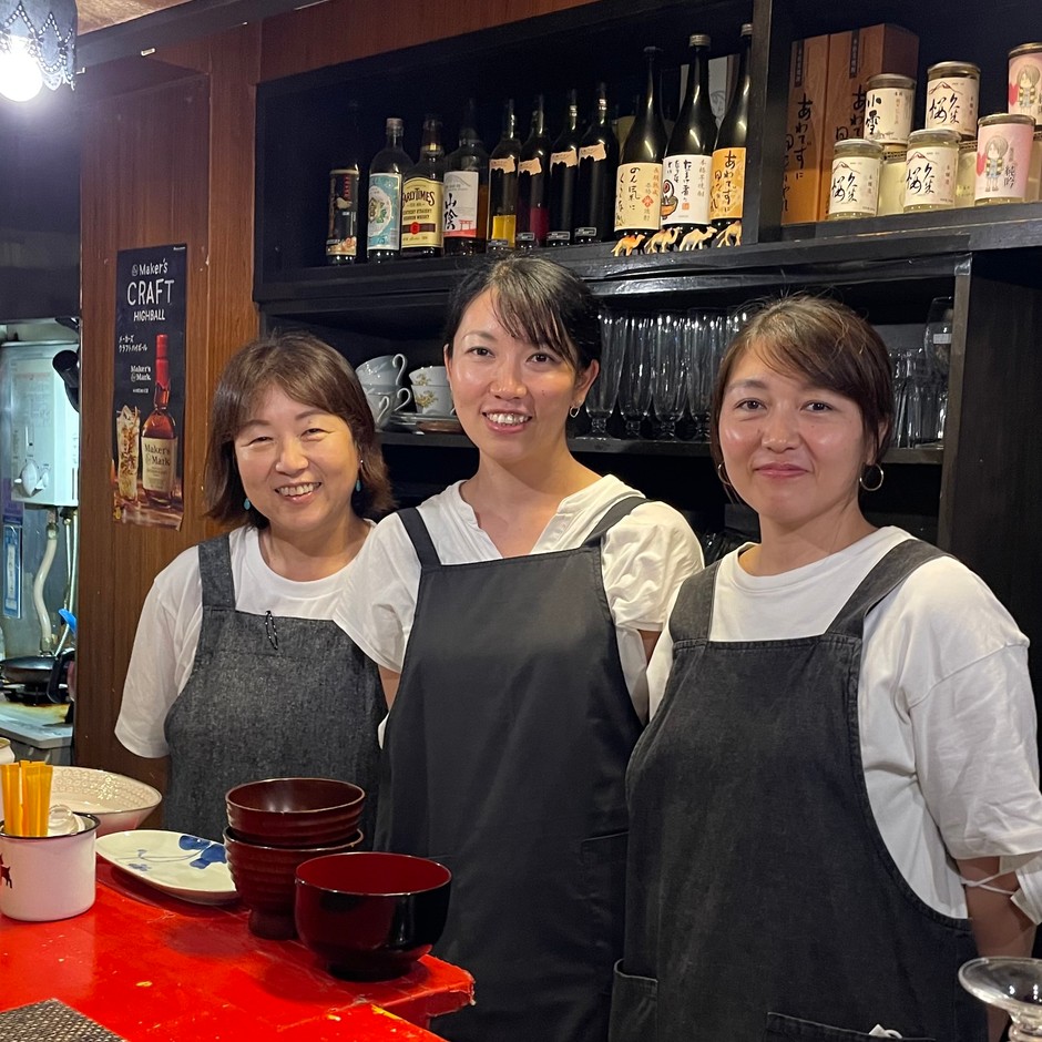 店主の母と娘たち　