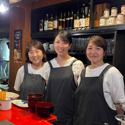 店主の母と娘たち　