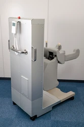 “持ち上げない介助”を体感　 立ち上がり介助ロボット「すくっとたてる(R)」 東京・大阪で実機初公開・体験会を開催