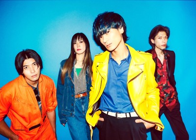 a flood of circle(渡邊一丘:Drums HISAYO:Bass 佐々木亮介:Vocal & Guitar アオキテツ:Guitar)(左→右)