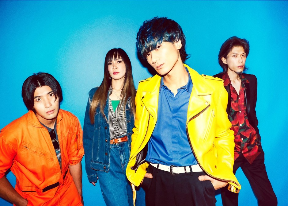 a flood of circle(渡邊一丘:Drums HISAYO:Bass 佐々木亮介:Vocal & Guitar アオキテツ:Guitar)(左→右)