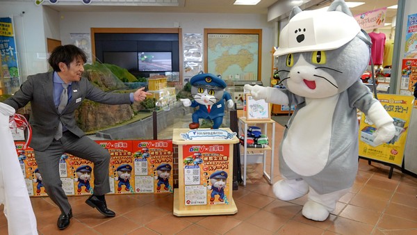 阿佐海岸鉄道 大谷専務と仕事猫による有名ポーズ「ヨシ!」