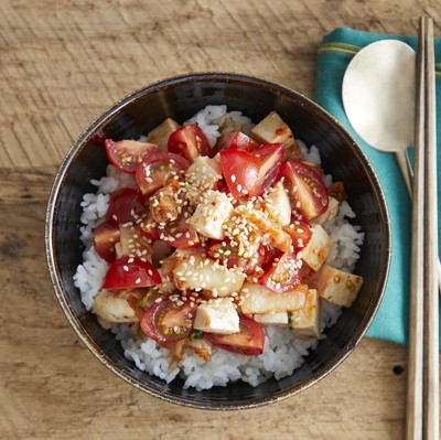サラダチキンにトマトの酸味とキムチの辛みが相性抜群「爆速!トマキムチキン丼」