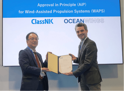 （写真：左：菅勇人氏、日本海事協会会長、右：OceanWings クリストフ・パイユソー、 営業・マーケティング担当副社長）
