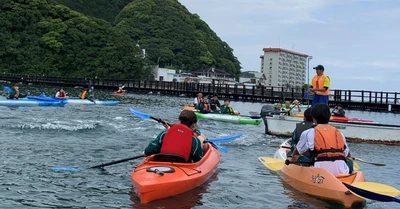 近畿大学附属新宮高校1年生が太地町でシーカヤックを体験　地域の文化や自然を学ぶ「ふるさと教育」で豊かな心を養う