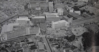 手前左端が2号館、右端が4号館（1986年入学案内から）