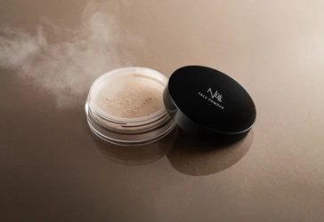 男性向けフェイスパウダーに新色登場！くすみケア「ラベンダー」＆赤みケア「グリーン」で清潔感アップ！8月18日より発売
