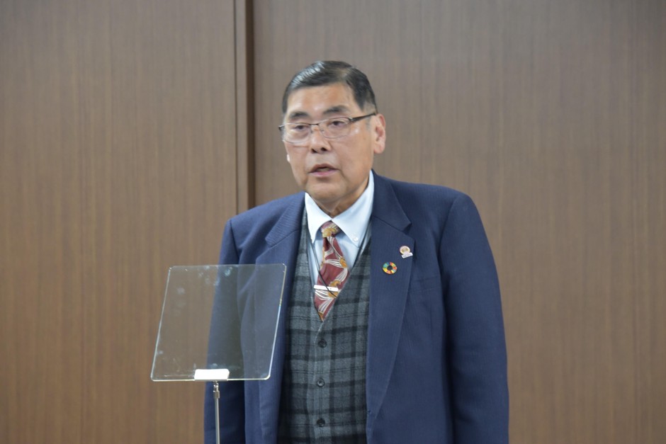 あいさつする小原学長