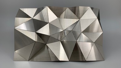 例：立体形状の金属壁面装飾 （平面で輸送し、現地にて折り曲げて成形し施工）