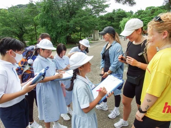 大阪信愛学院小学校「イングリッシュサマーキャンプ」を京都で開催　外国人観光客との交流で生きた英語を学ぶ
