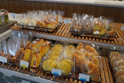 パンは15種類以上並ぶ