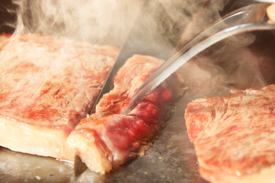 鉄板で焼き上げるステーキ ※イメージ
